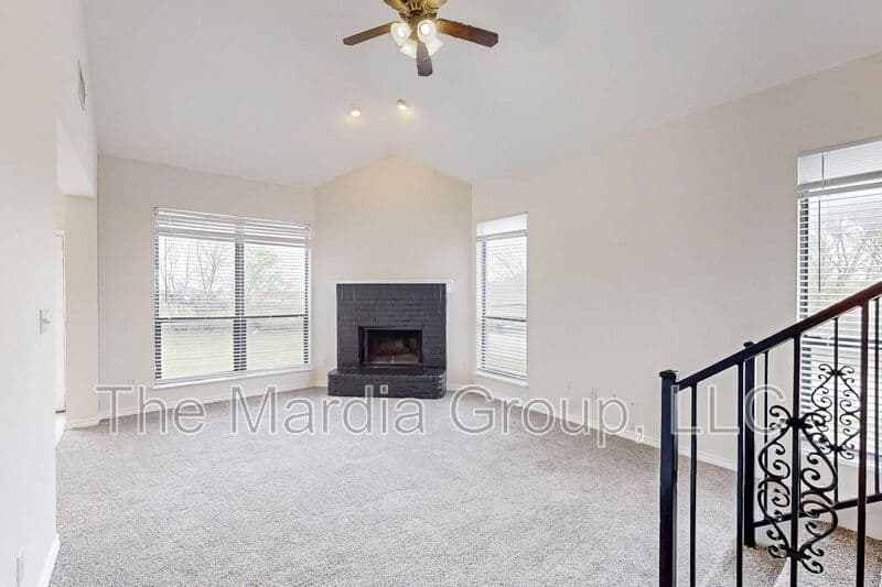 Fort Worth House: 8002 Arbor Avenue
