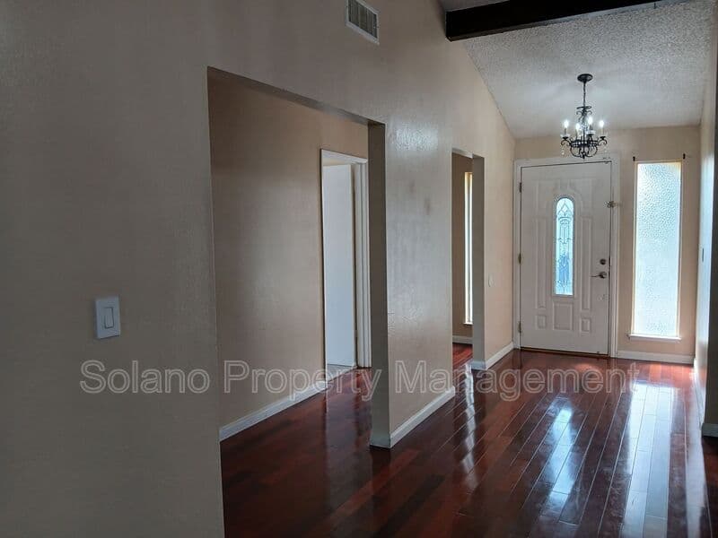 Vallejo House: 400 Mokelumne Drive
