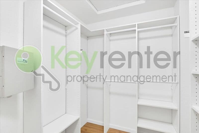 Sacramento House: 8428 Cassatt Way