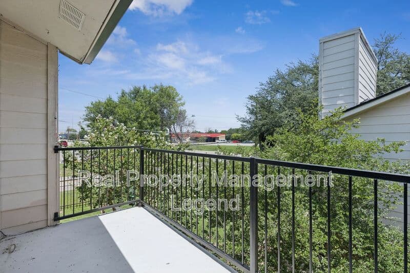 Dallas House: 6646 E Lovers Lane