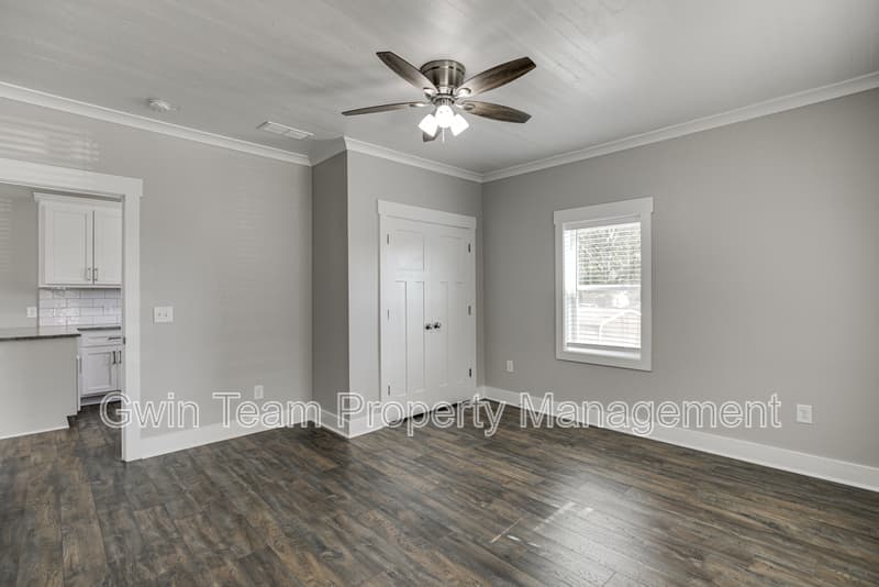 Buford House: 4615 S Lee Street