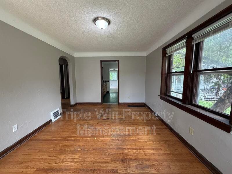 Saint Louis House: 8126 Albin Ave