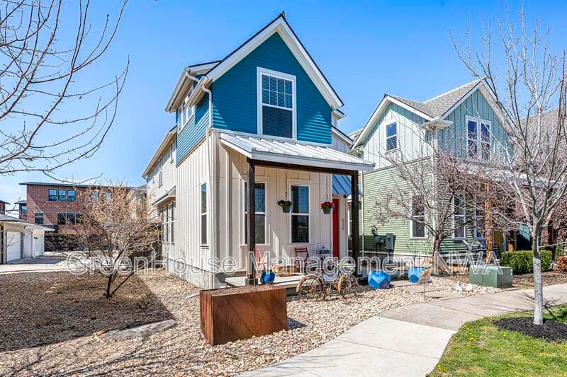 Bentonville House: 636 SW B ST
