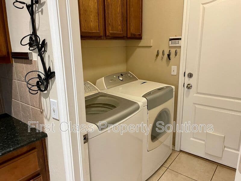 Moore House: 917 Renita Way