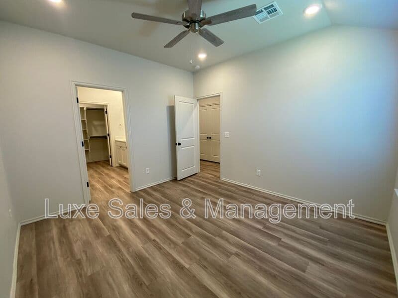 Okahoma City House: 8000 NW 110th Dr