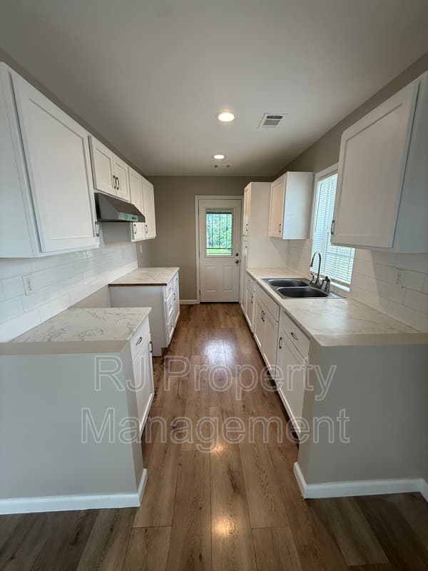 Memphis House: 86 W Dempster Ave