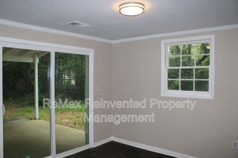 Aiken House: 3328 Vaucluse Rd.