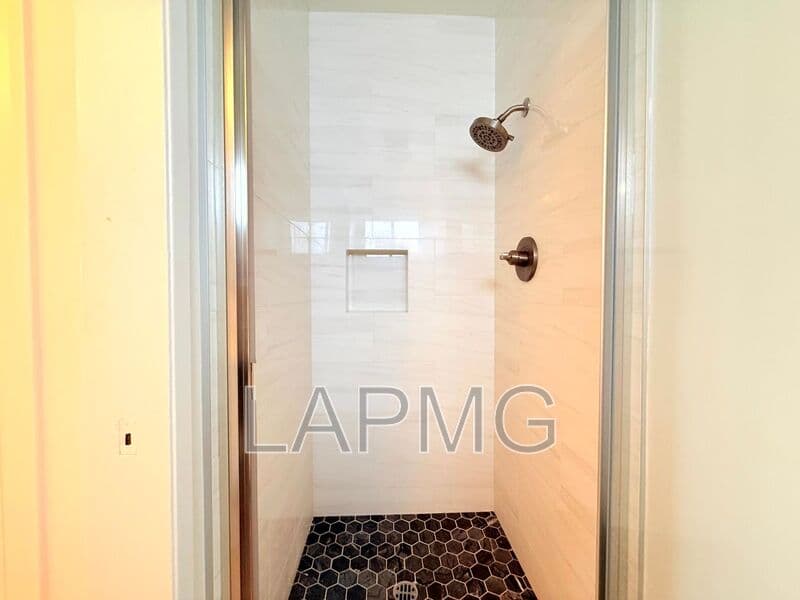 Los Angeles House: 1275 Barry Avenue
