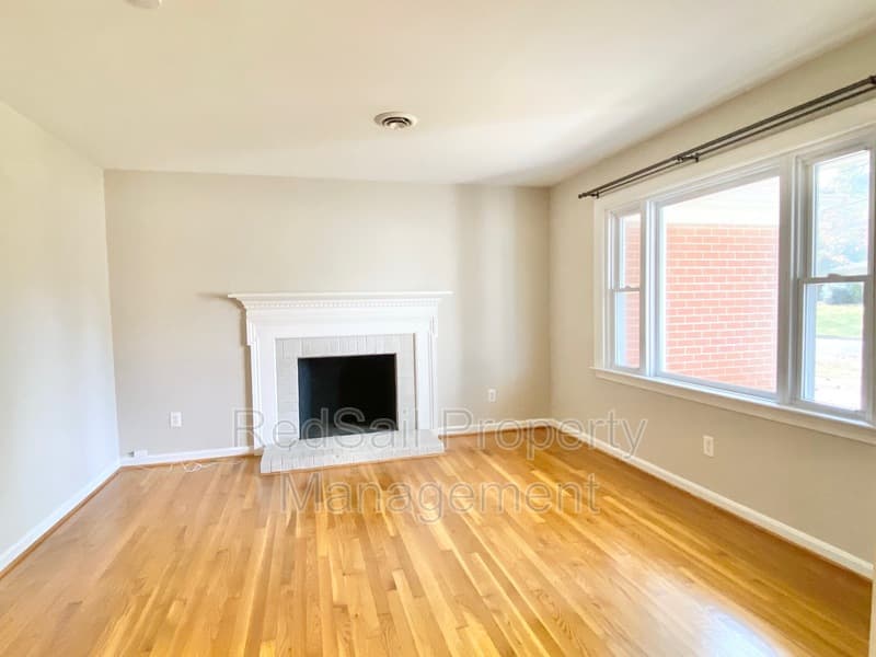 Newport News House: 116 Glade Rd