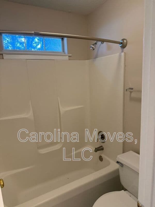 Simpsonville House: 124 W. Long Creek Ct.