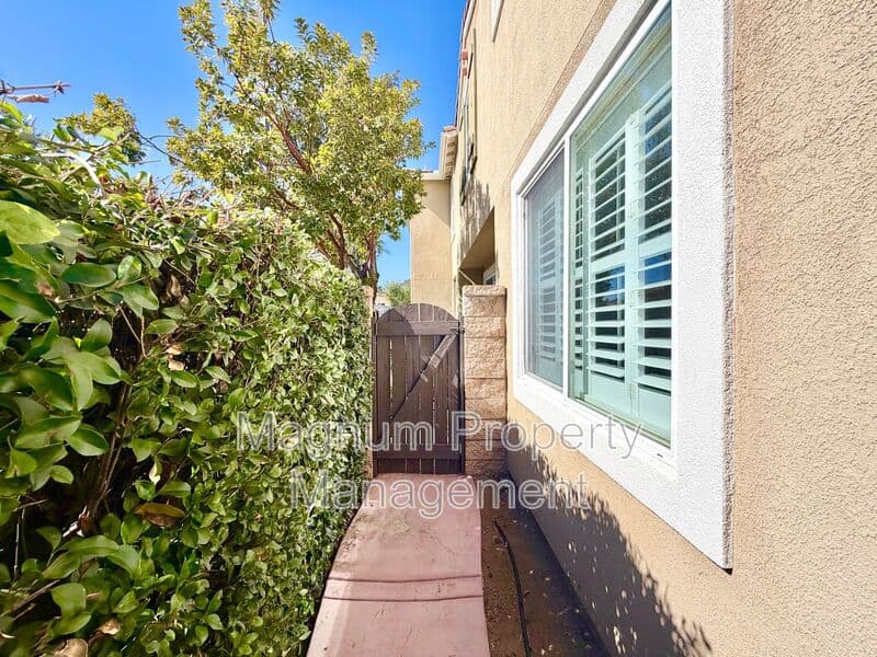Murrieta House: 35792 Hazelhurst St