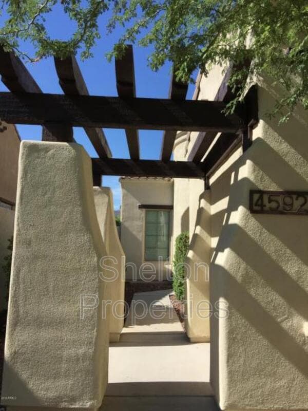Buckeye House: 4592 N Point Ridge Rd