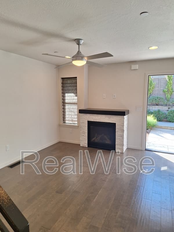 Ashland House: 49 N Mountain Ave
