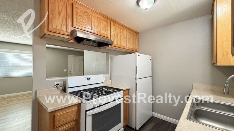 Hesperia House: 16397 Spruce St