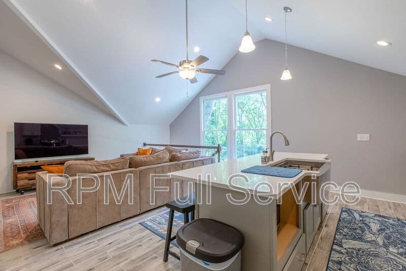 Nashville House: 1021 College Avenue