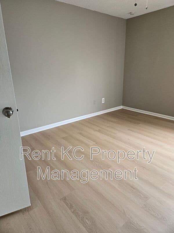 Smithville Condo: 208 W. Main Street