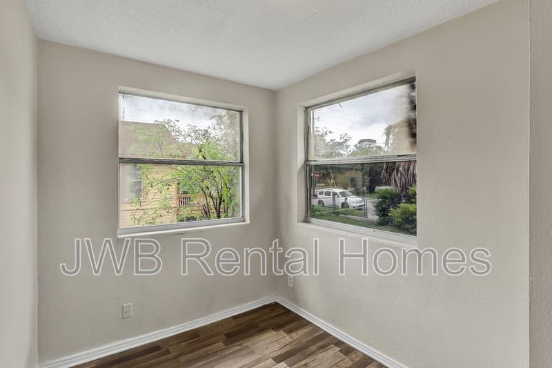 Jacksonville House: 1288 28th St W