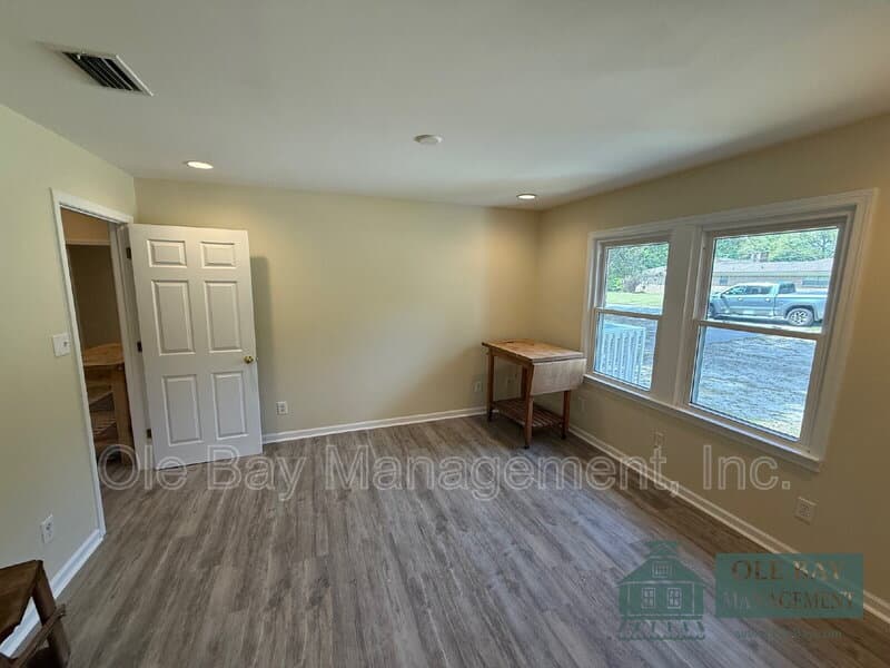 Mobile House: 5011 Highcrest Drive