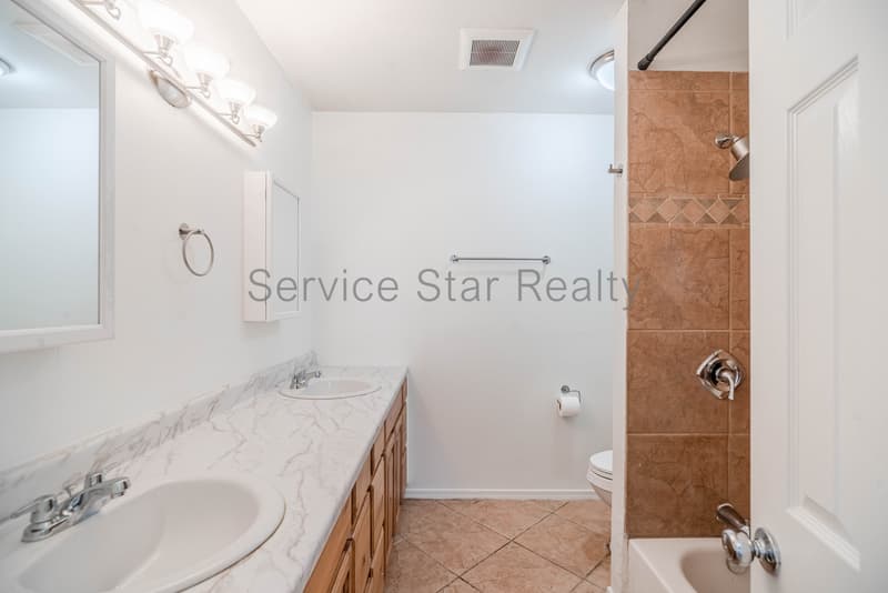 Gilbert House: 7 S Catalina St