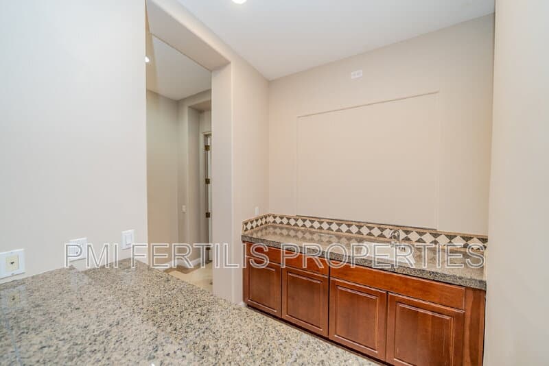 Riverside House: 17425 Cyrus Lane