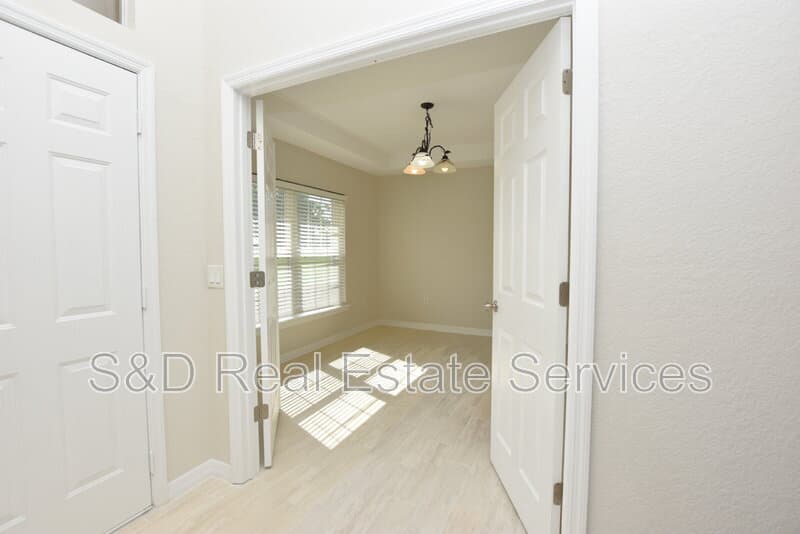 Lakeland House: 5029 1st St. SE