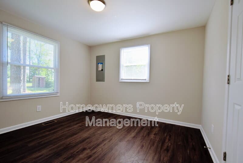 Fayetteville House: 405 Andrews Rd
