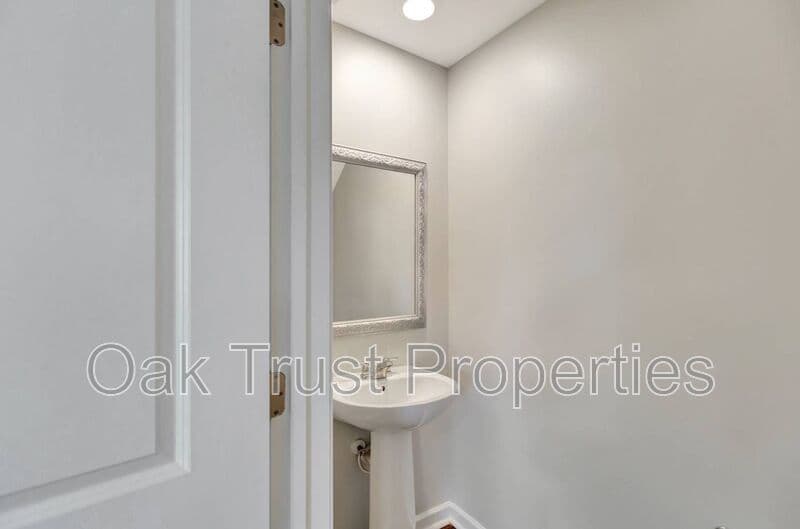 Moncks Corner House: 220 Lazy River Lane