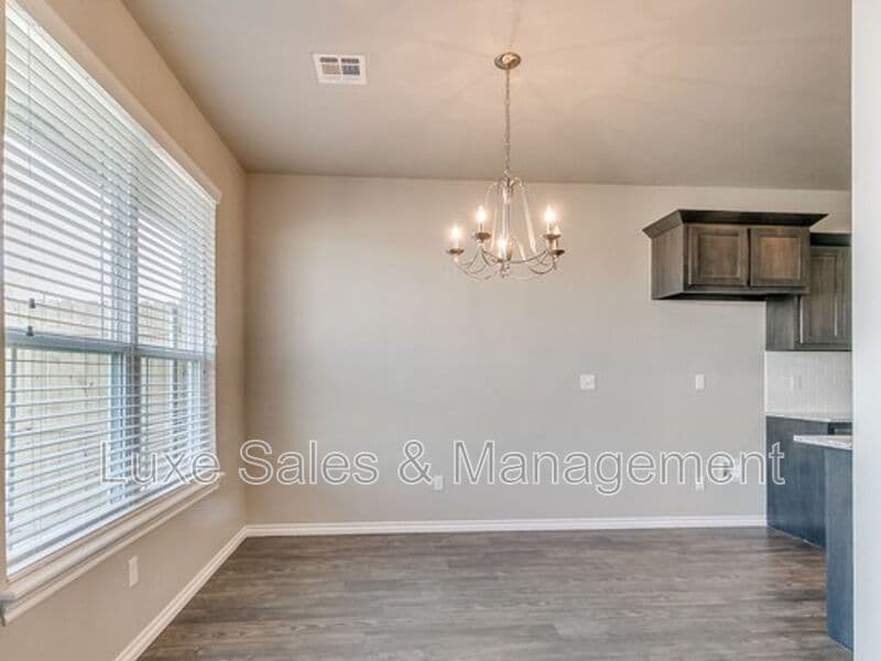 Moore House: 759 SW 14th St