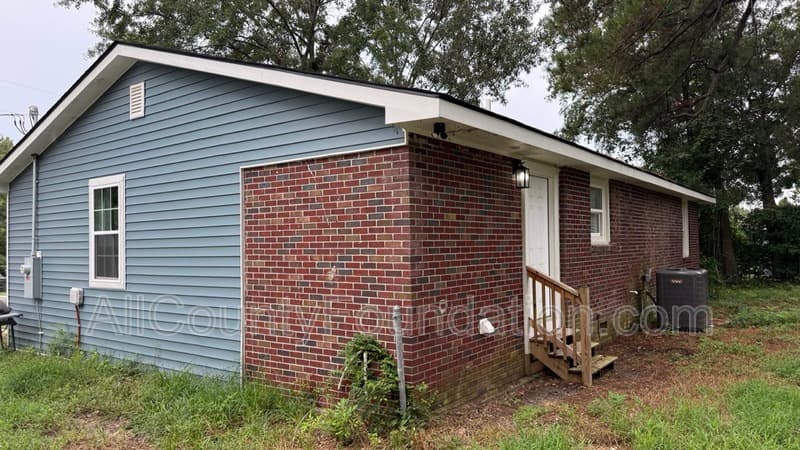 Goose Creek House: 212 Ellen Street