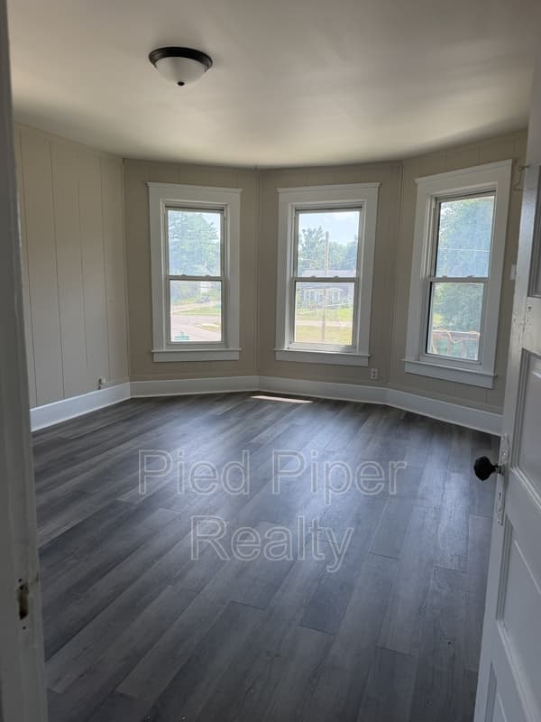 Freeport House: 839 S Adams Ave