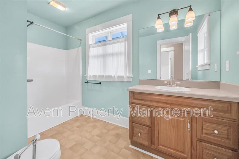 Portland House: 3431 SE Caruthers St