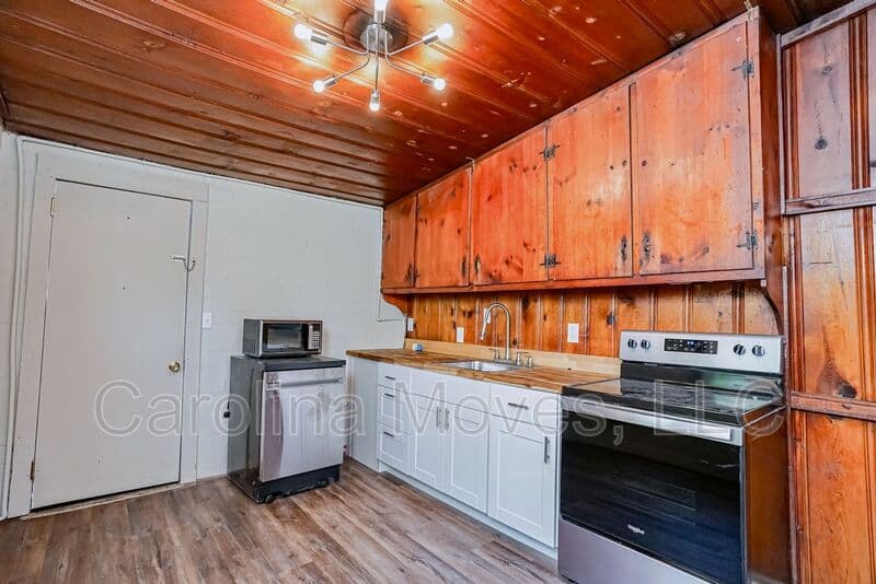 Taylors House: 205 Brushy Creek Road