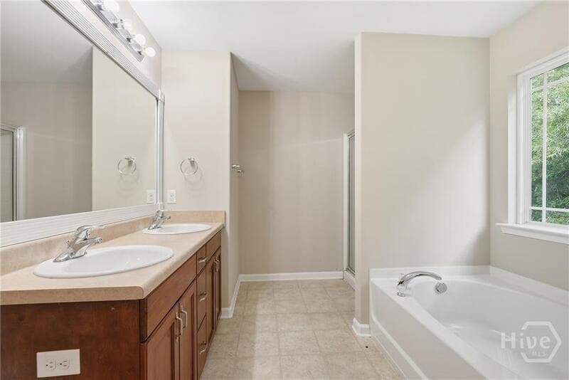 Richmond Hill House: 380 Summer Hill Way
