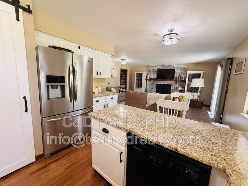 Olmsted TWP House: 8462 Glenbrook Dr, Olmsted TWP OH, 44138
