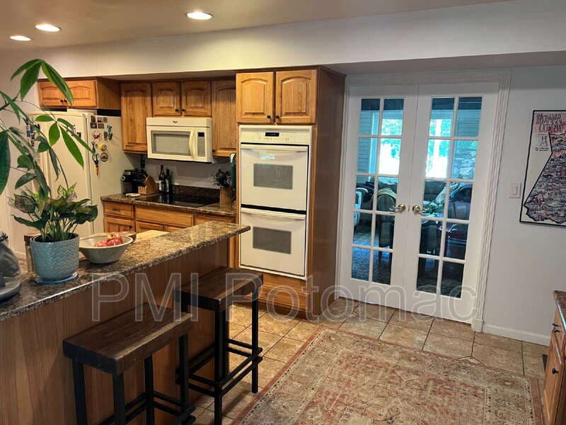 Bowie House: 12618 Kavanaugh Ln
