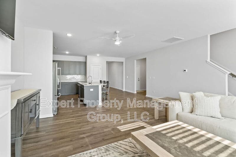 Four Oaks House: 482 Olivia Crossing Court