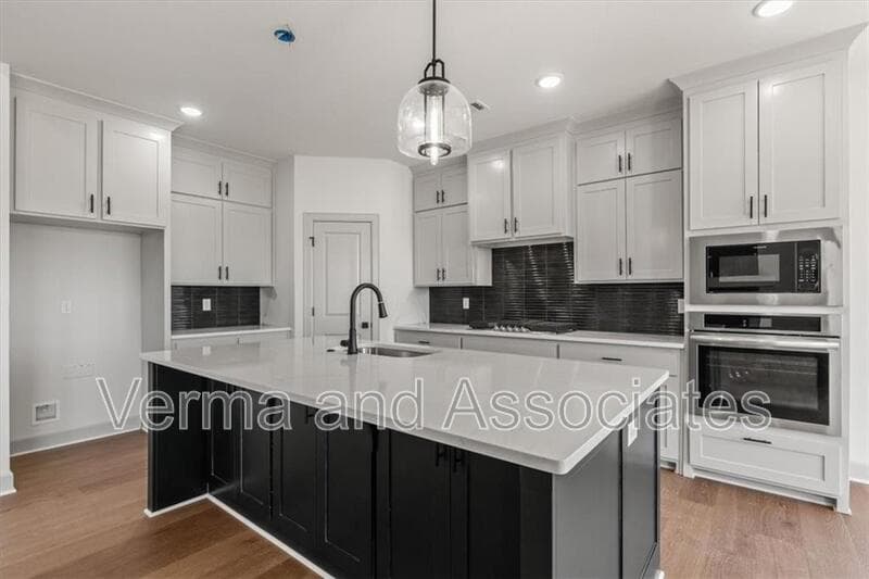 Centerton House: 1050 Whistler St