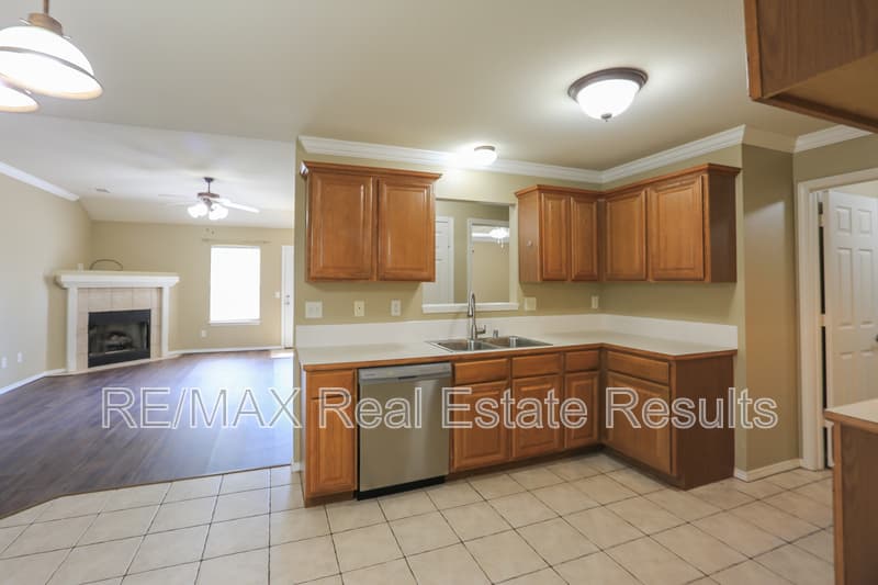 Centerton House: 1071 Evergreen St