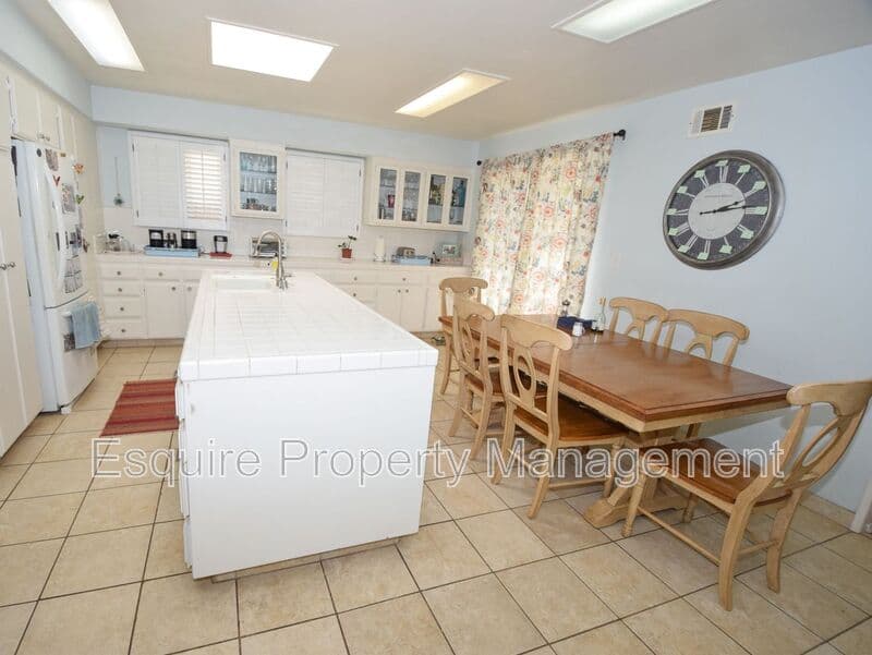 CAMARILLO House: 2474 PARKWAY DR