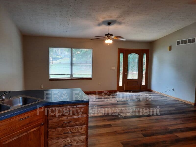 Hillsboro House: 108 E Lilley St