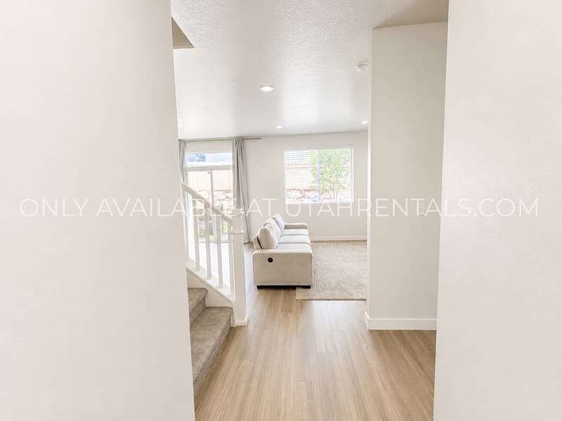 Saratoga Springs House: 267 W Willow Creek Dr