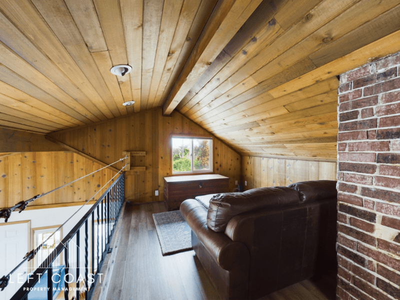 Lincoln City House: 1033 Northwest Inlet Avenue