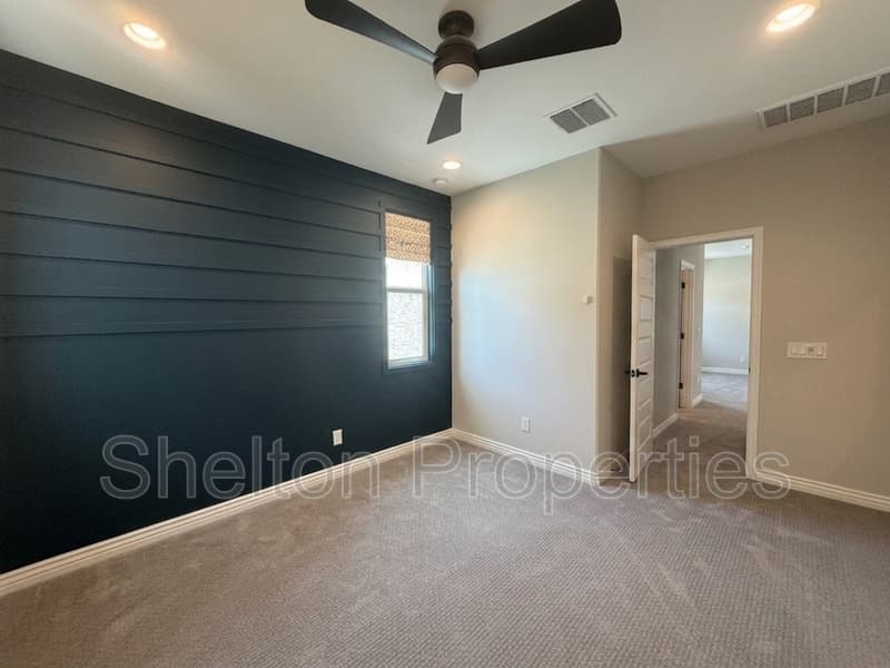 Glendale House: 5217 N 79th Dr