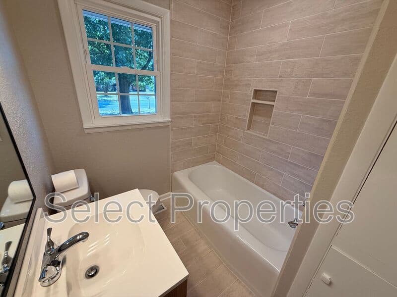 Jonesboro House: 1801 Bernard