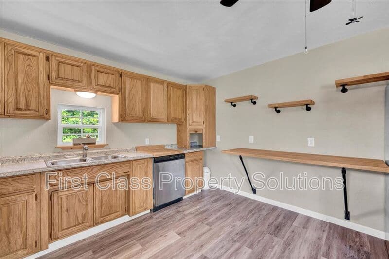 Stroud House: 211 E 2nd