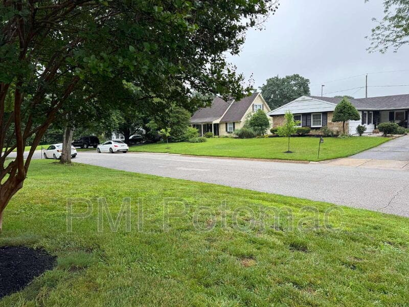 Bowie House: 12618 Kavanaugh Ln