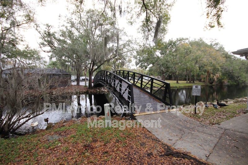 Tampa Townhome: 7430 E Bank Dr