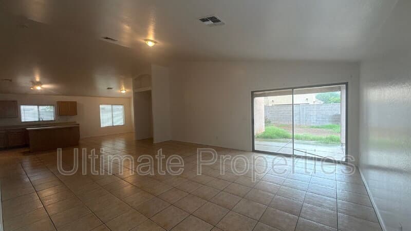 Glendale House: 7145 W Maryland Ave