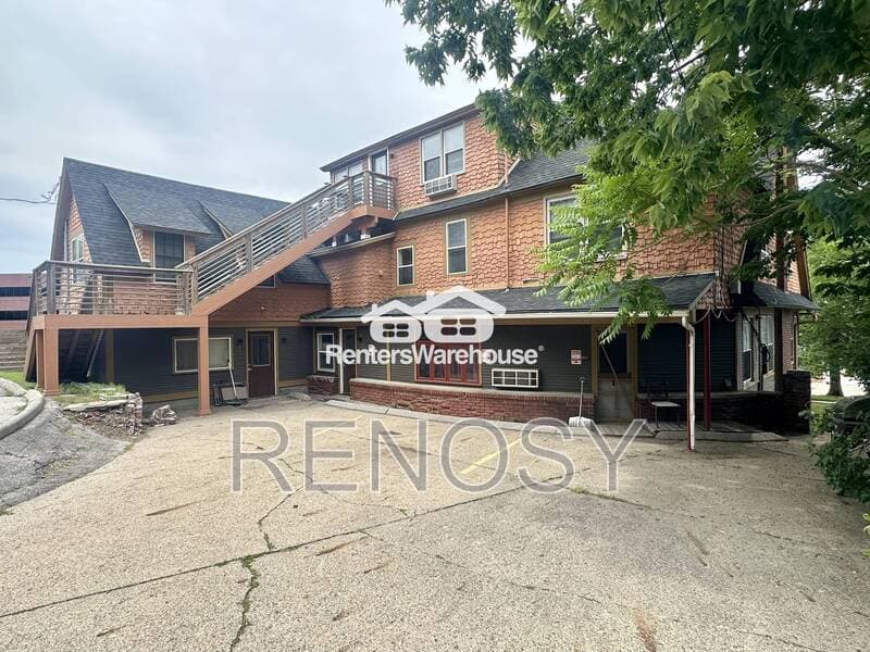 Des Moines House: 2500 Grand Ave