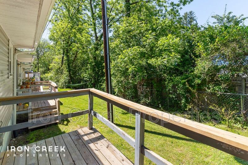Black Mountain House: 250 Avena Rd